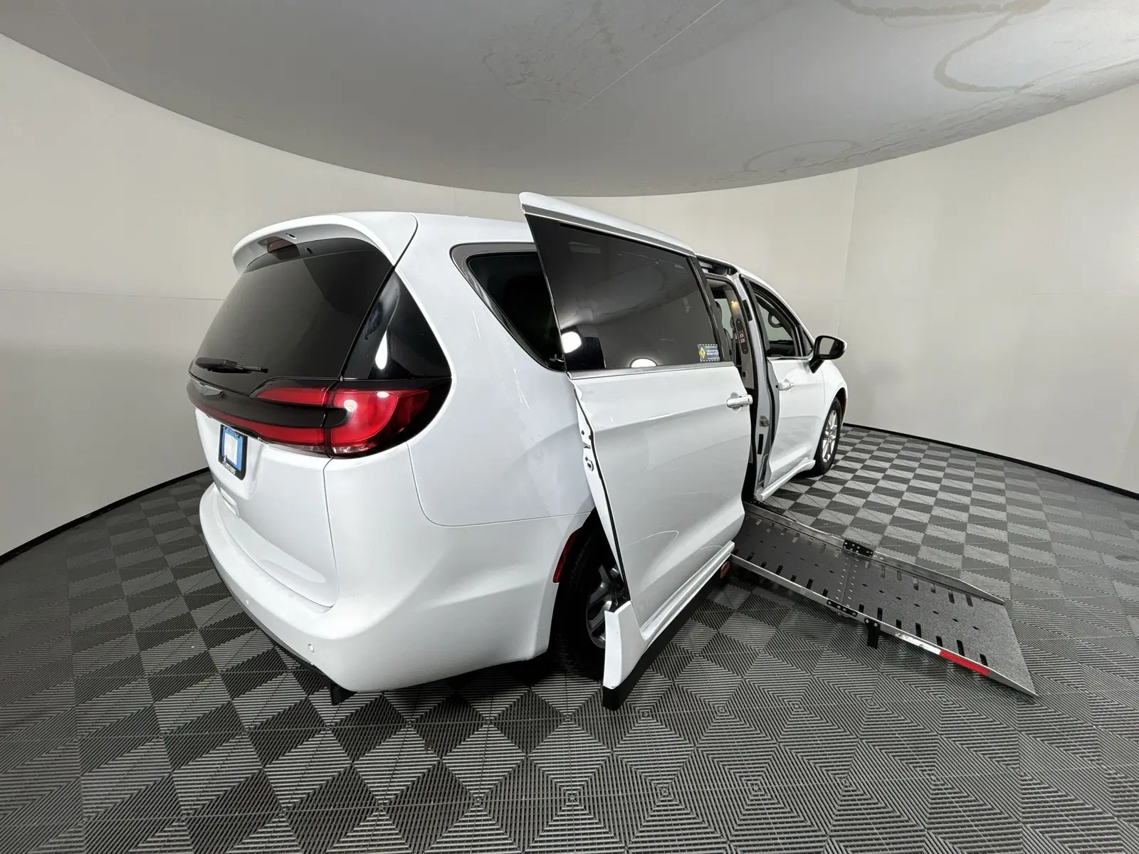 2023 Chrysler Pacifica Touring L photo 3