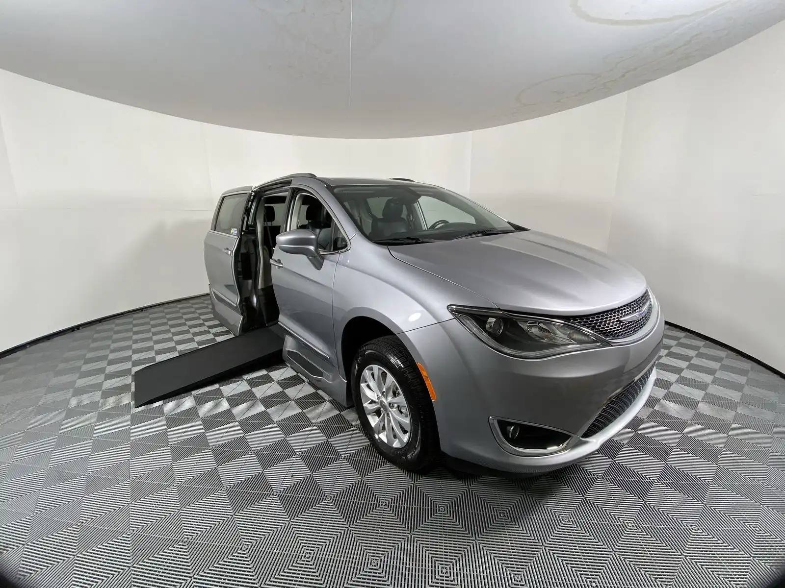 2019 Chrysler Pacifica Touring L's photo