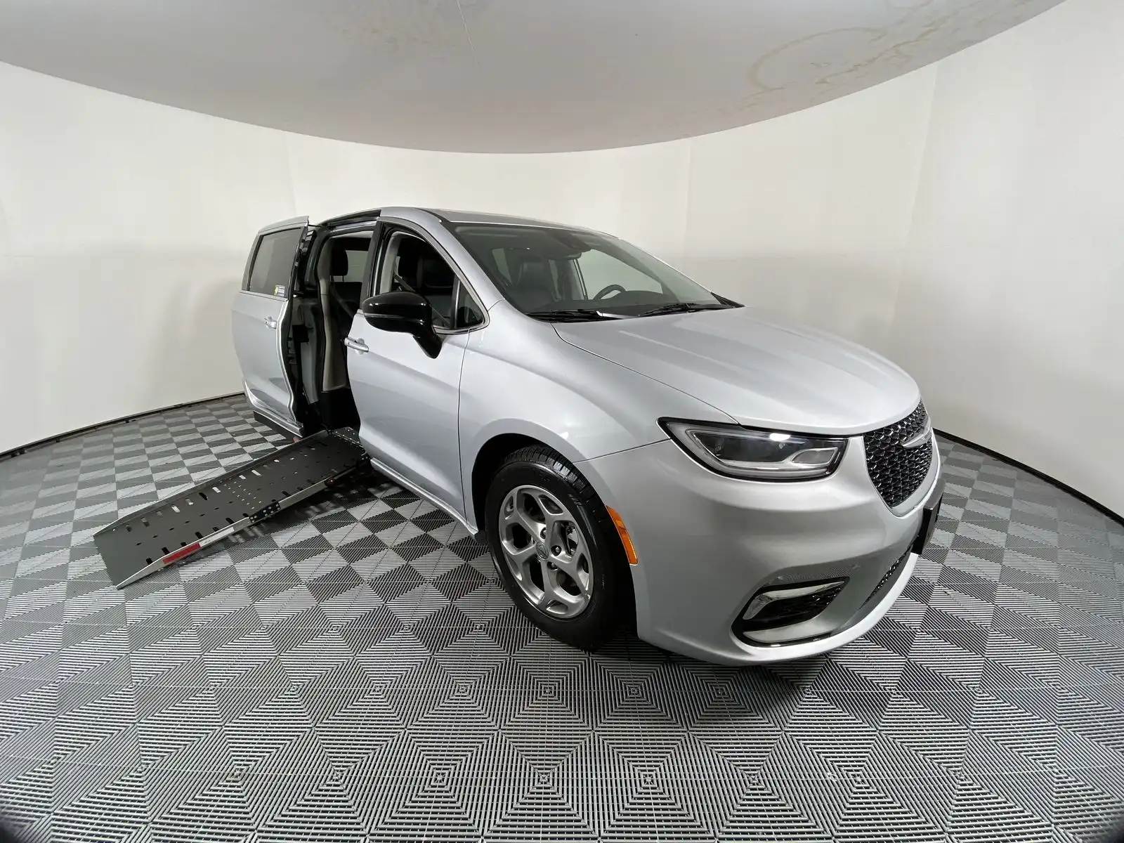 2024 Chrysler Pacifica Limited's photo