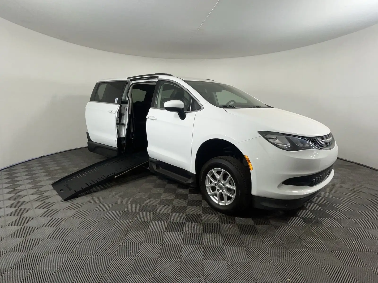 2021 Chrysler Voyager LXi photo 1
