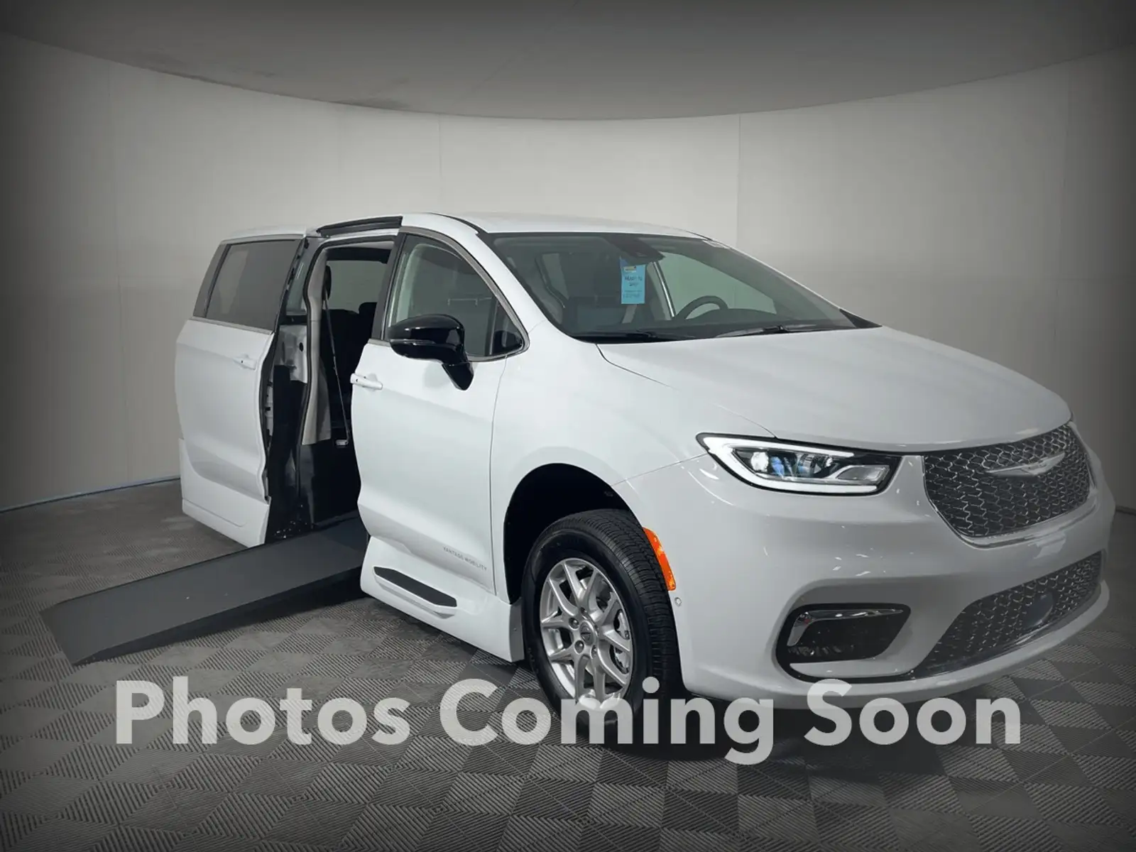 2027 Chrysler Pacifica Select's photo