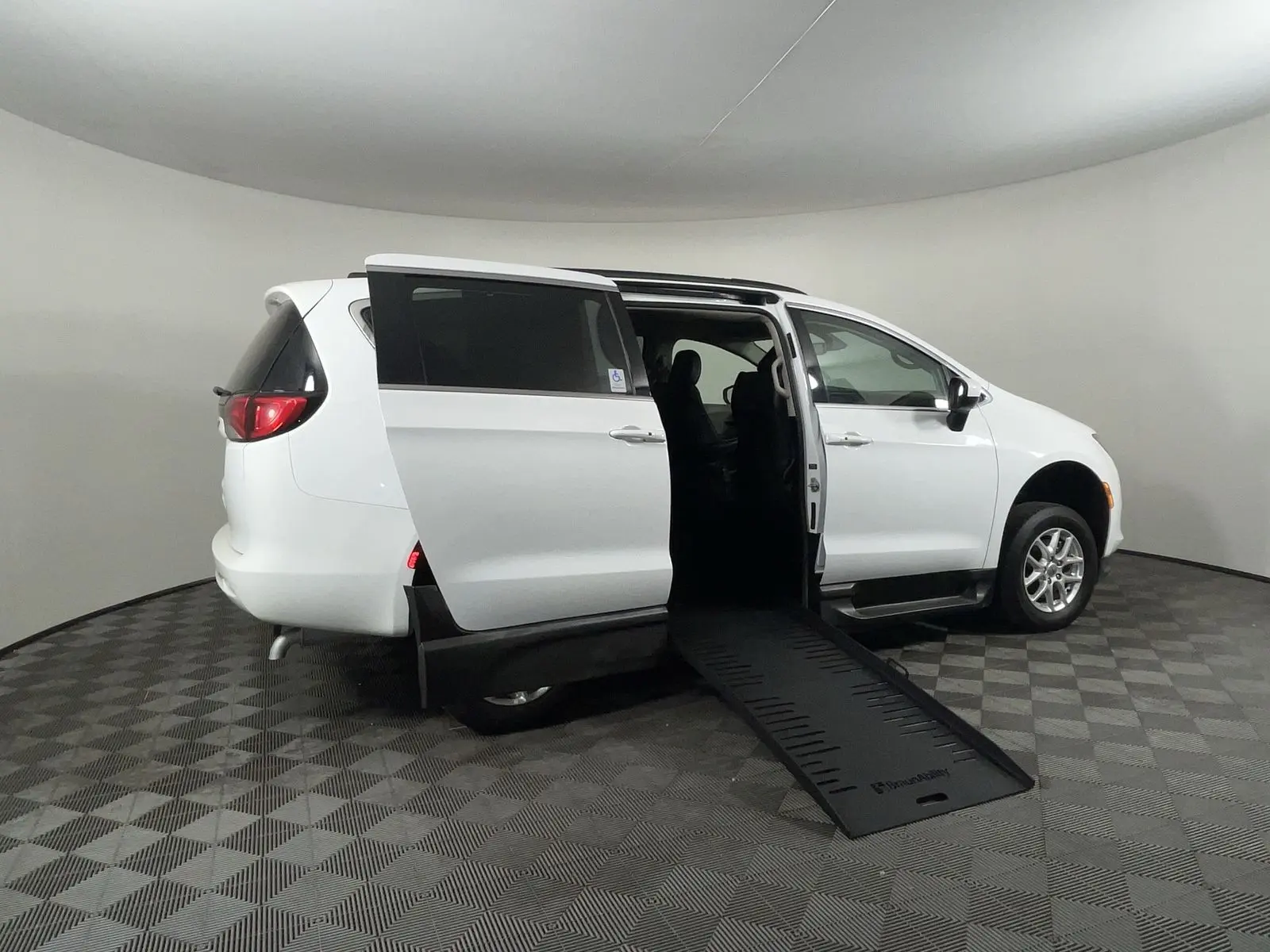 2021 Chrysler Voyager LXi photo 3
