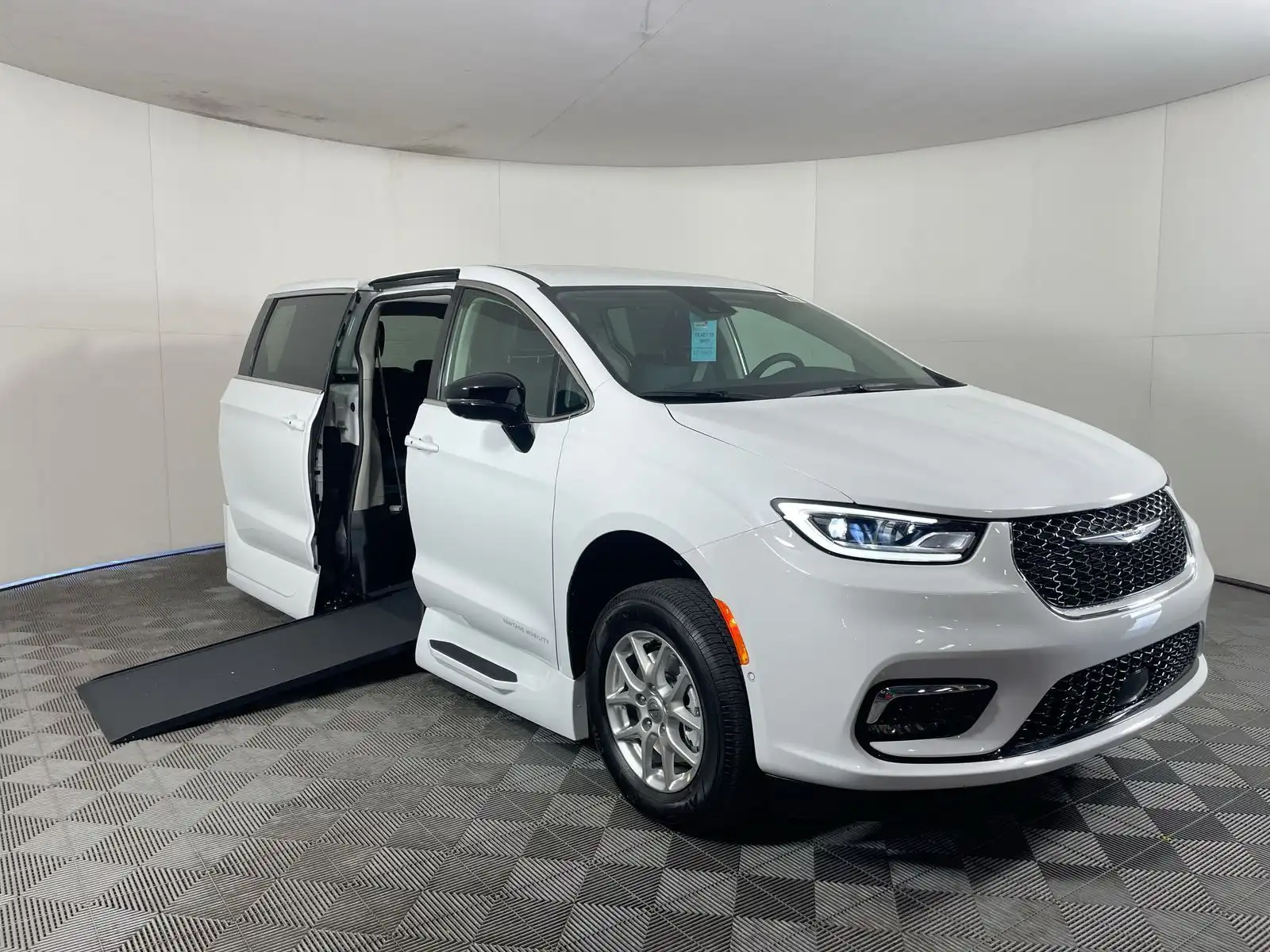 2024 Chrysler Pacifica Touring L's photo