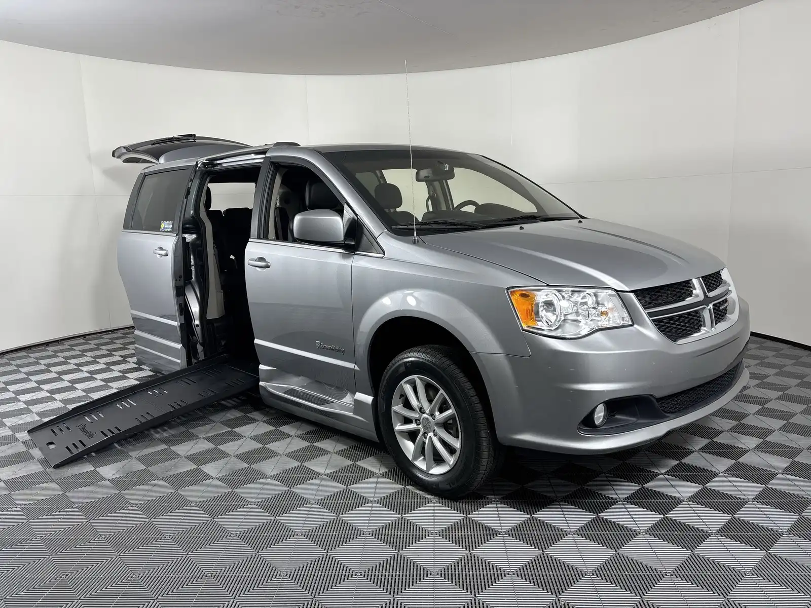 2019 Dodge Grand Caravan SXT's photo