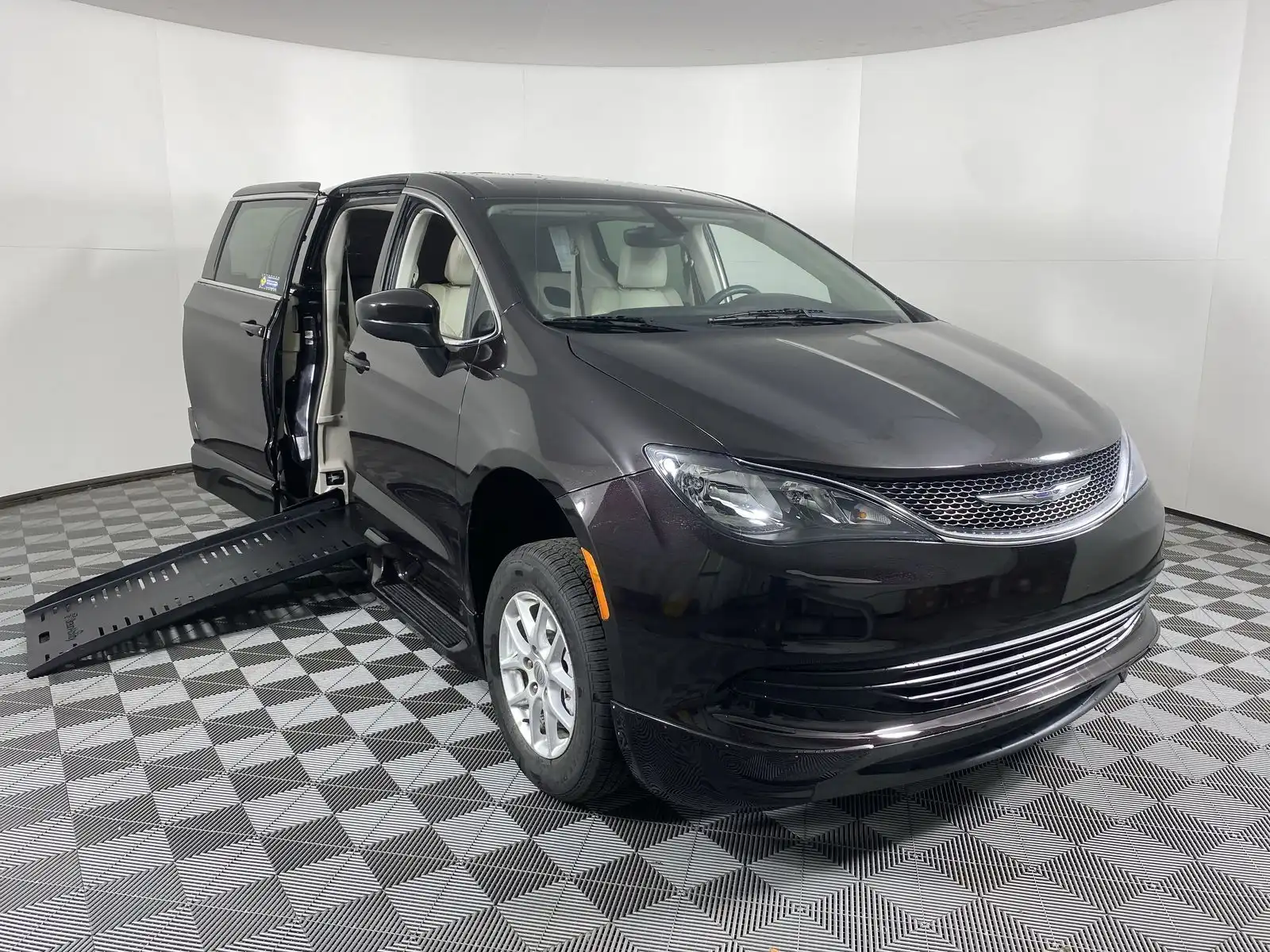 2017 Chrysler Pacifica Touring's photo