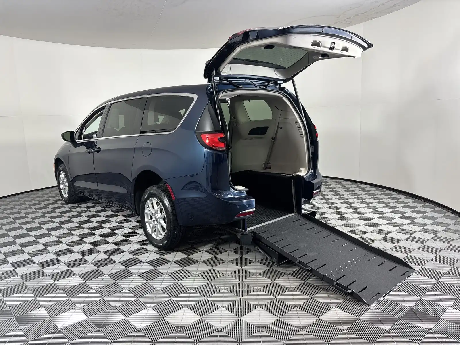 2023 Chrysler Pacifica Touring L's photo