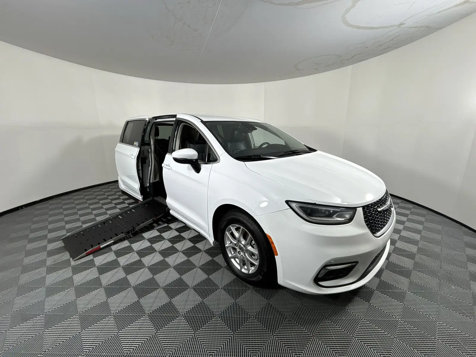 2023 Chrysler Pacifica Touring L photo 1