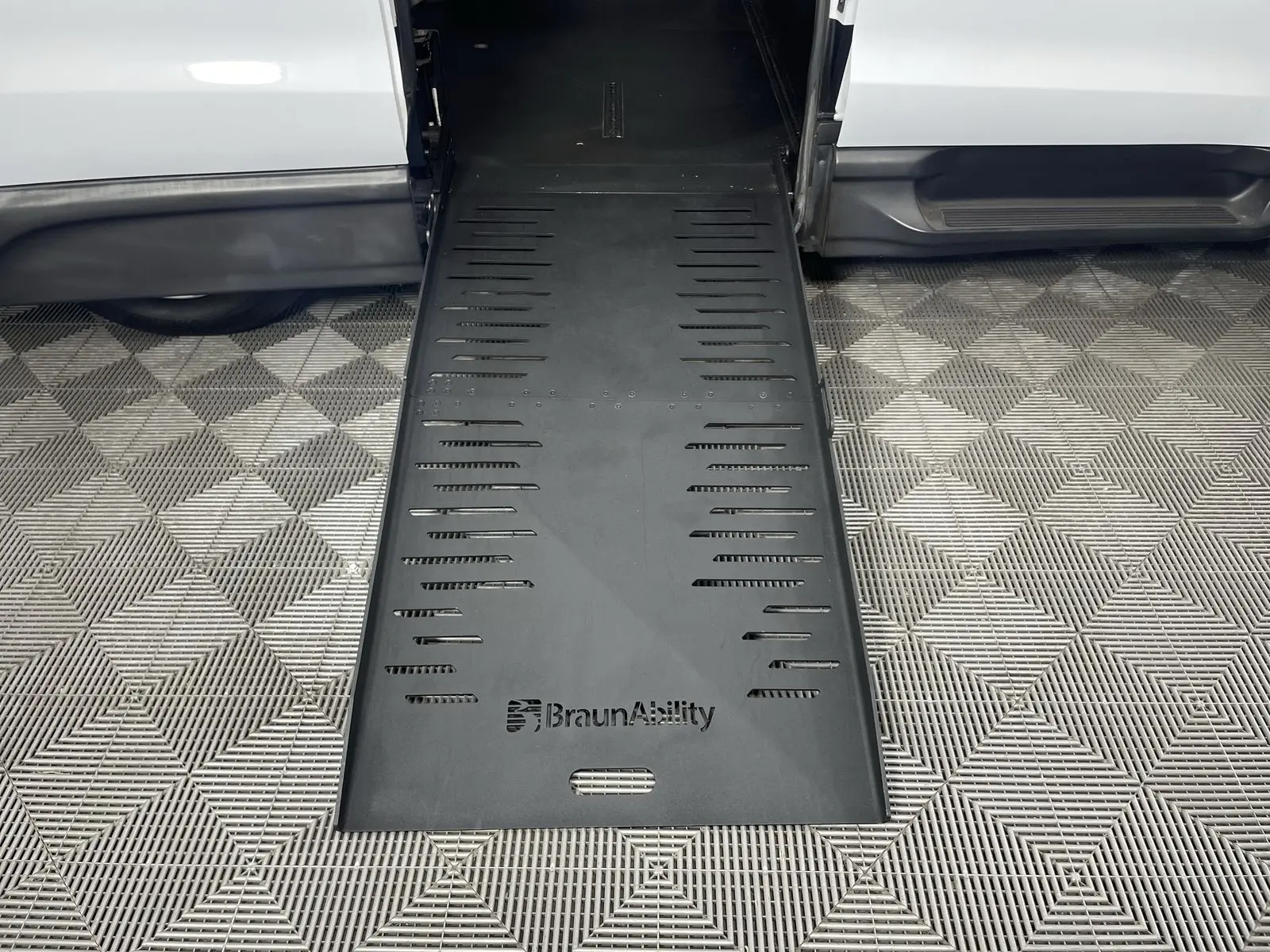2021 Chrysler Voyager LXi photo 4