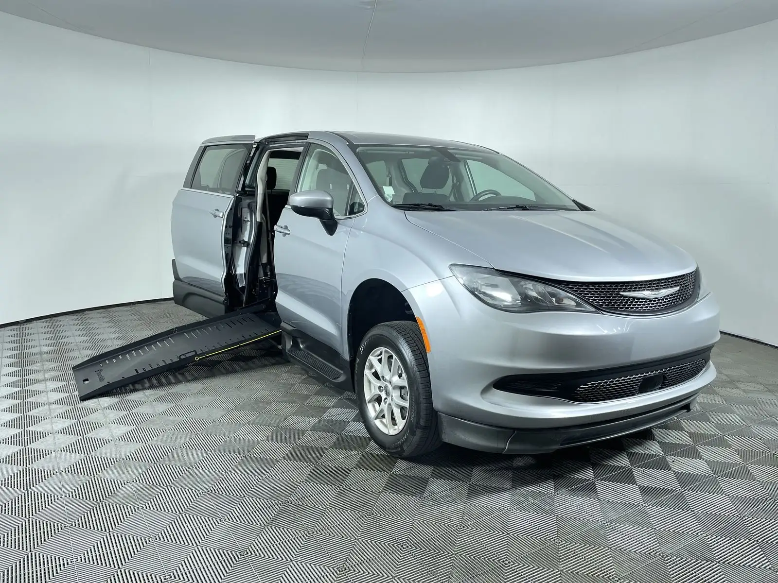 2021 Chrysler Voyager LX's photo