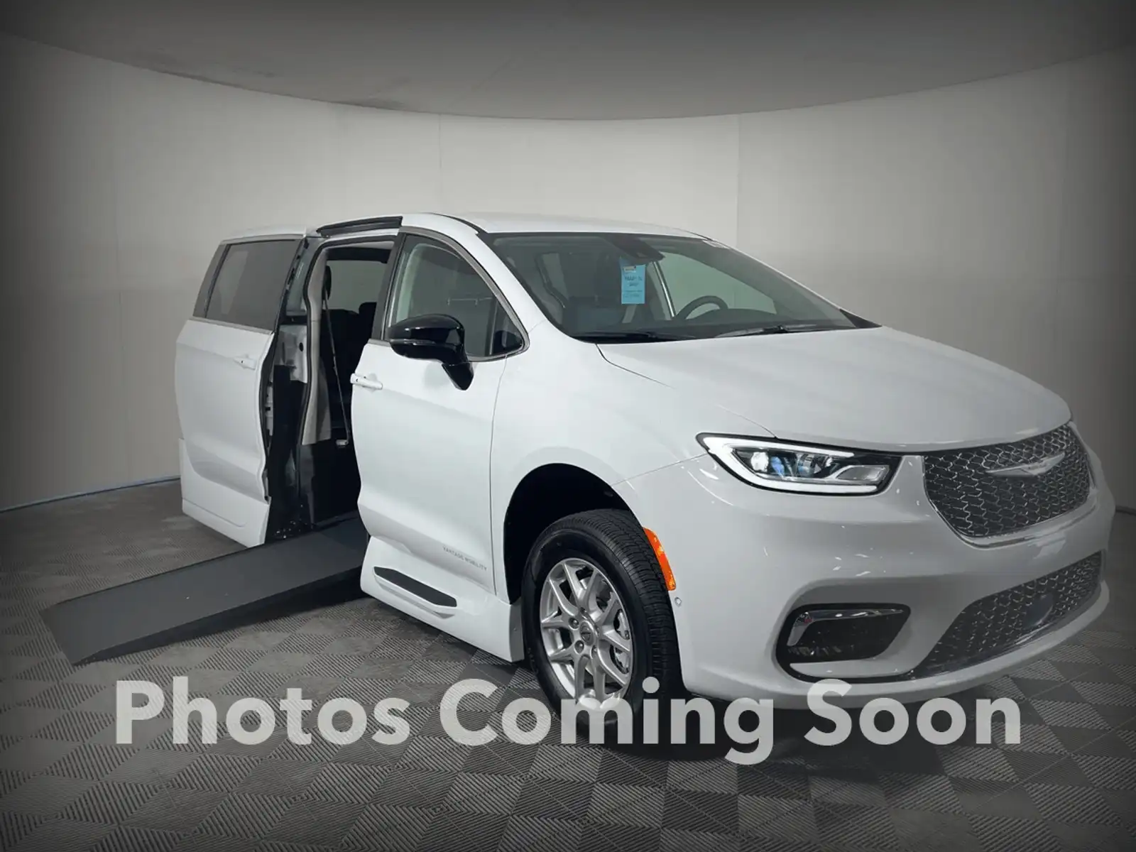2027 Chrysler Pacifica Select's photo