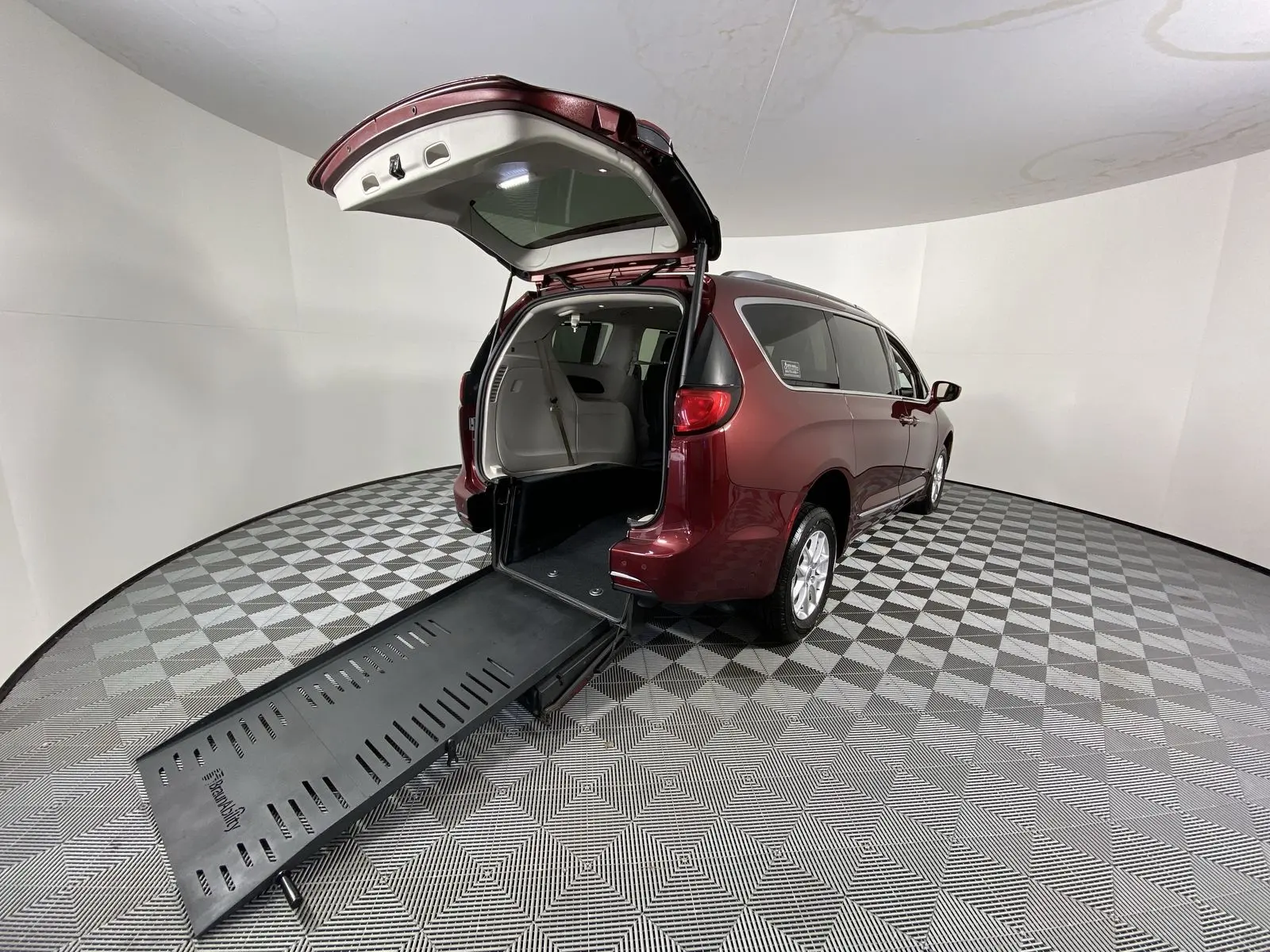 2020 Chrysler Pacifica Touring L photo 3