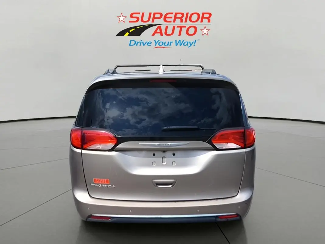 2017 Chrysler Pacifica Touring-L photo 4