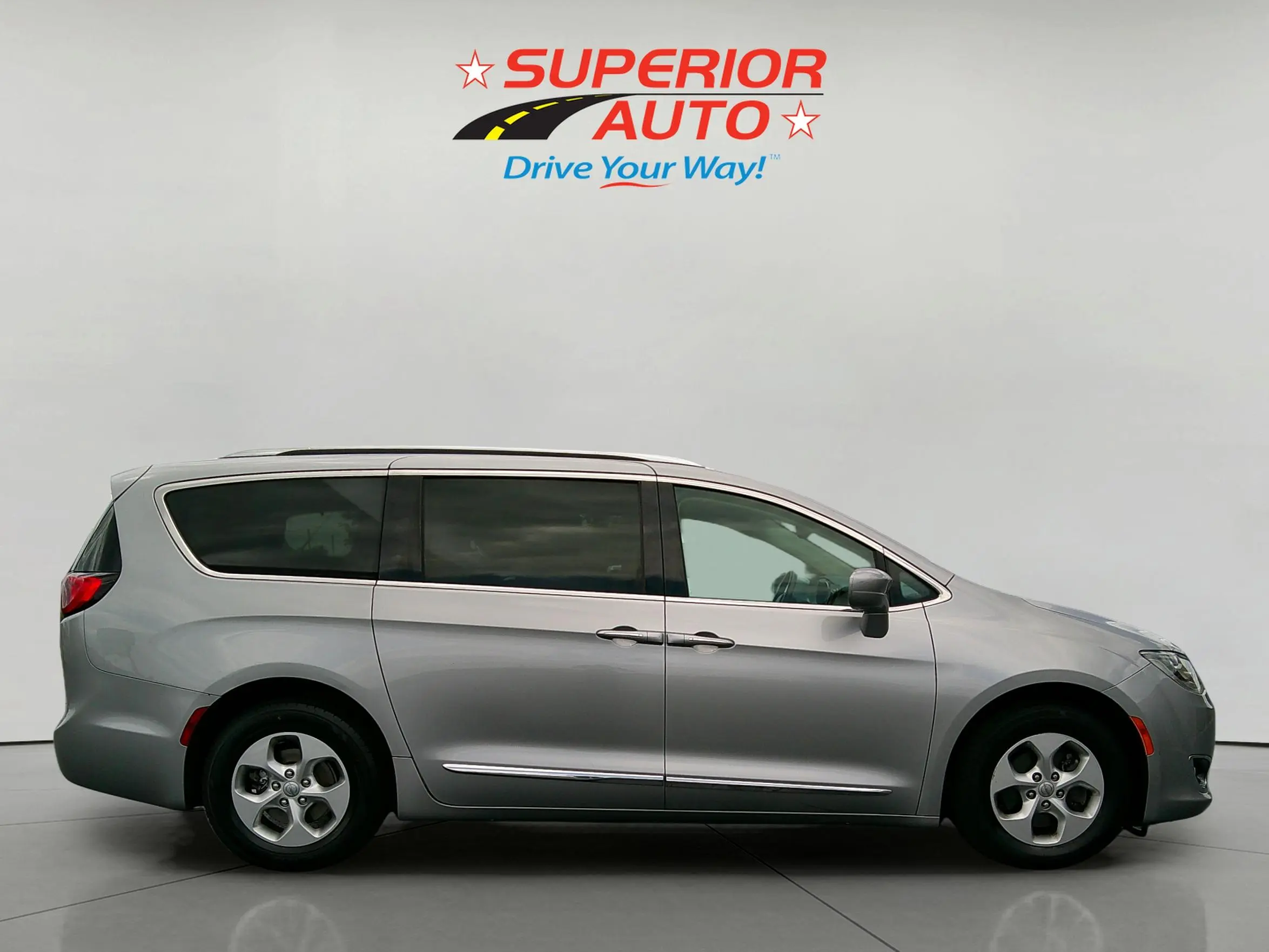 2017 Chrysler Pacifica Touring-L Plus photo 5
