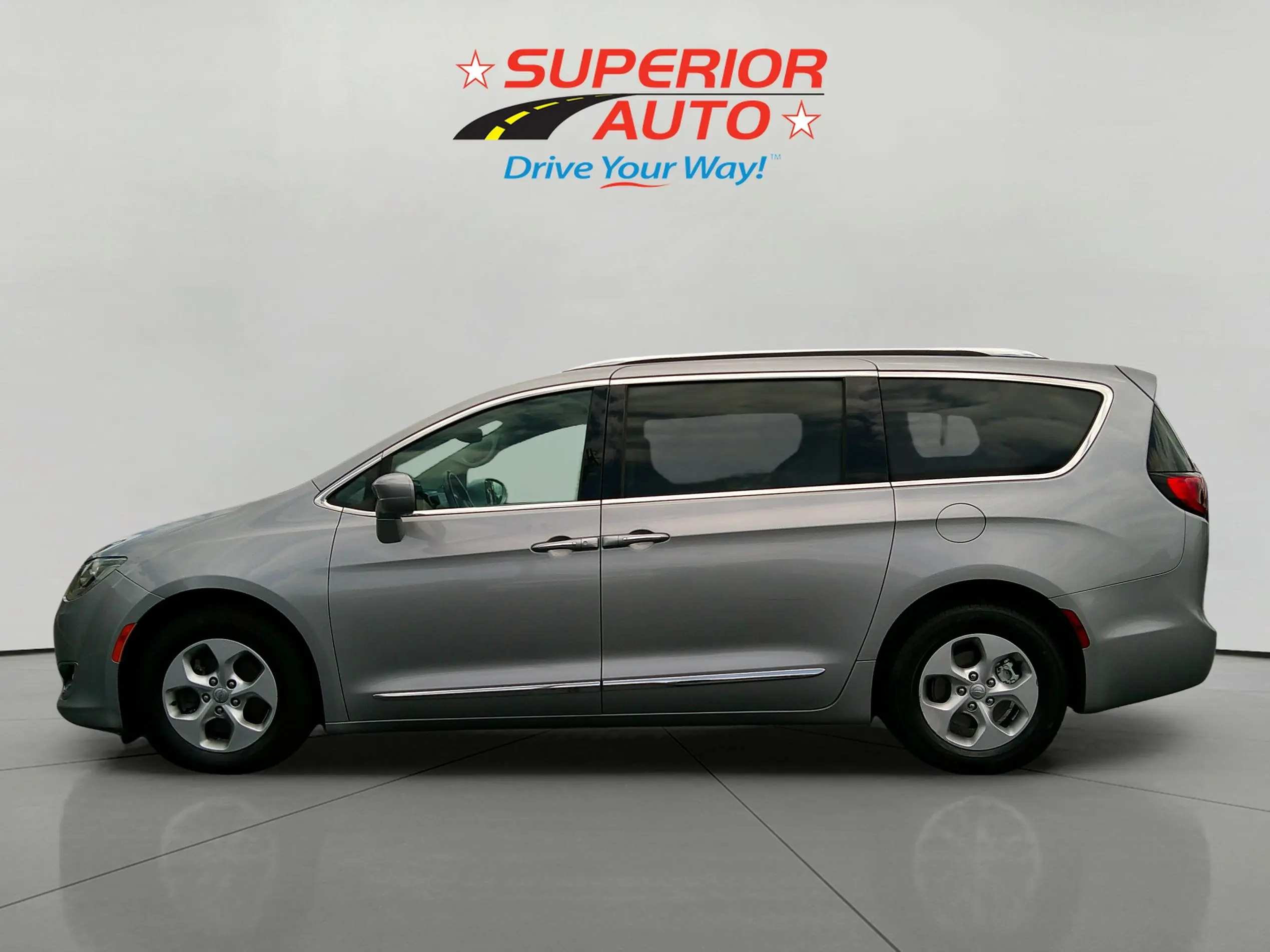 2017 Chrysler Pacifica Touring-L Plus photo 3
