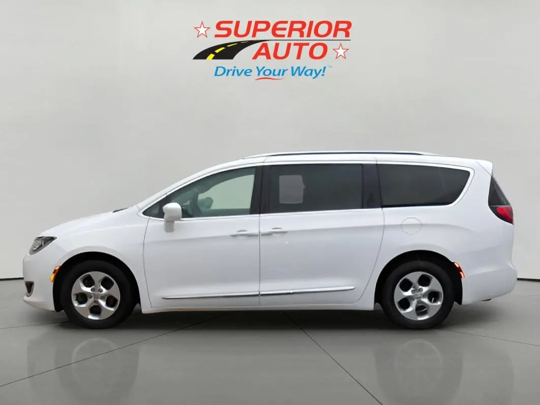 2017 Chrysler Pacifica Touring-L Plus photo 3