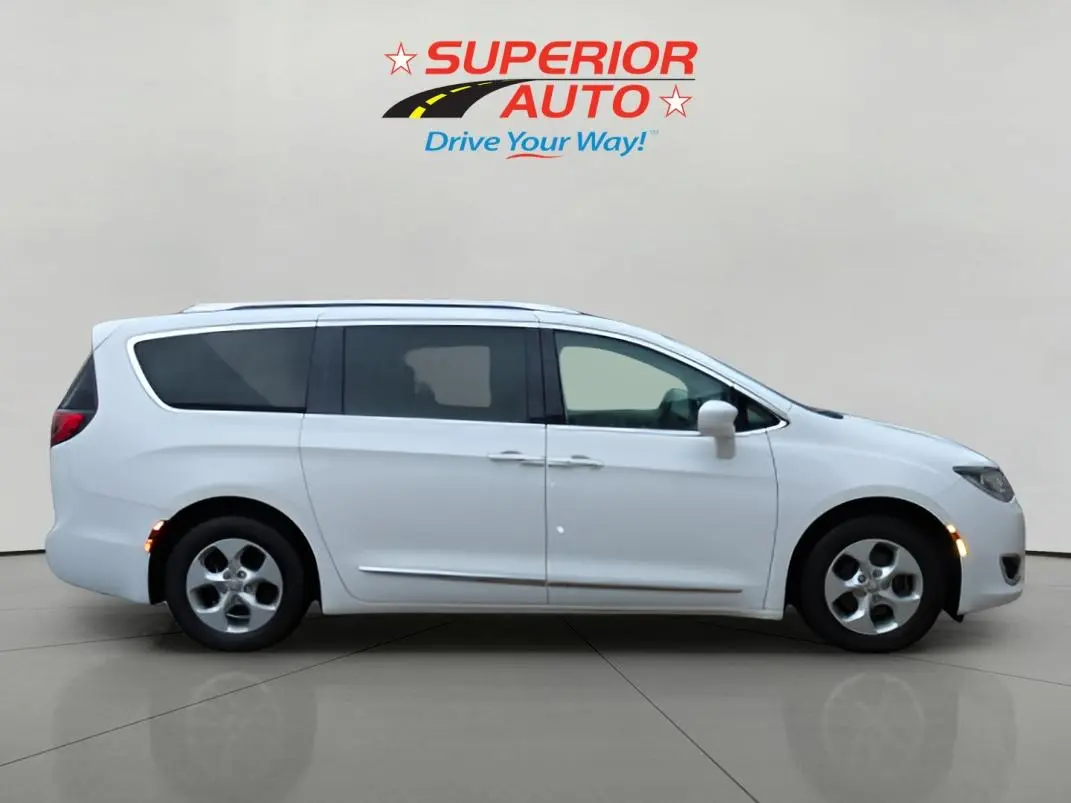 2017 Chrysler Pacifica Touring-L Plus photo 5