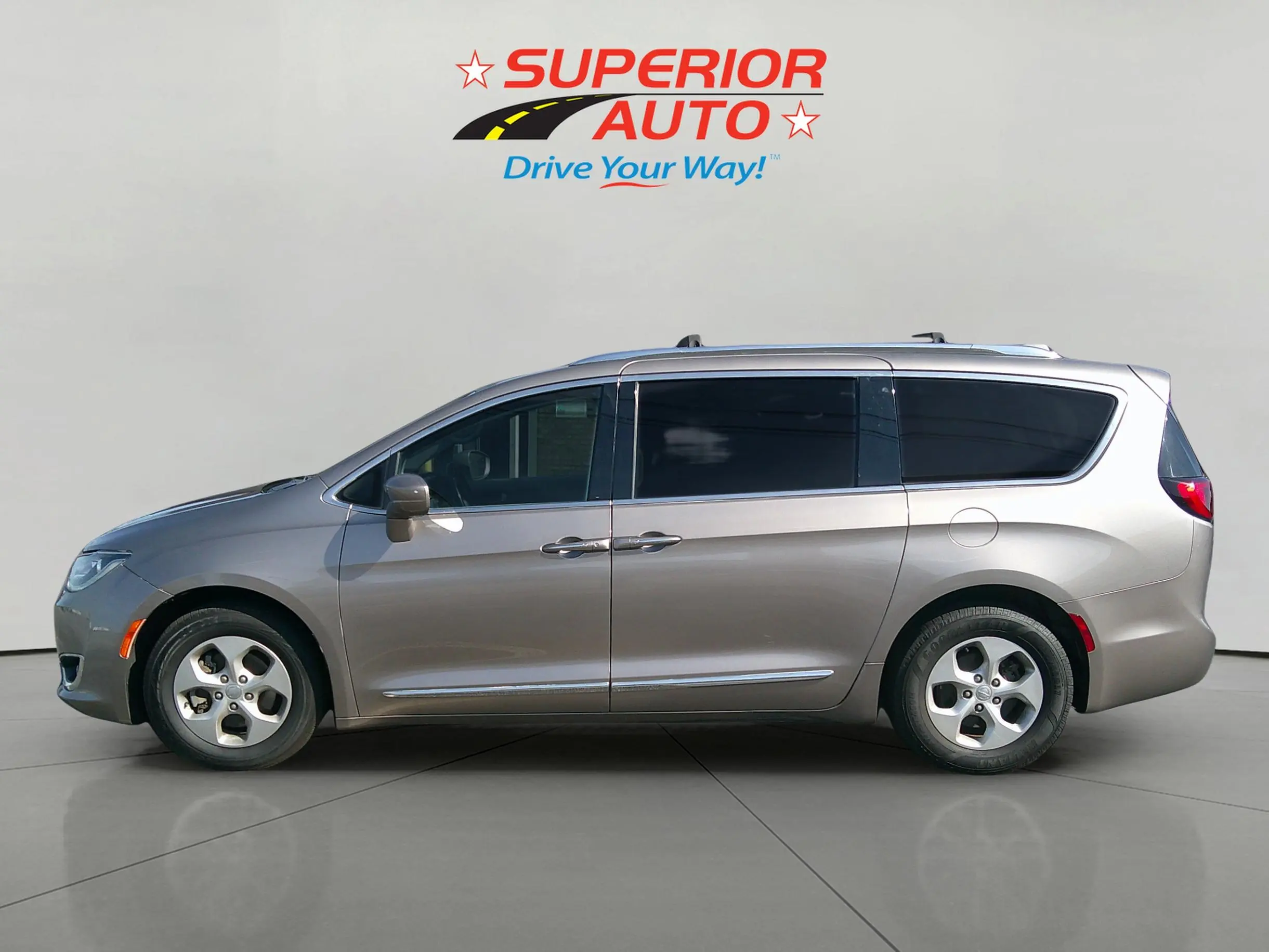 2017 Chrysler Pacifica Touring-L Plus photo 3