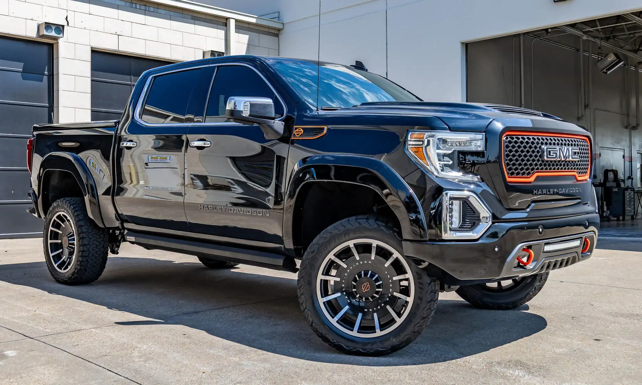 2021 GMC Sierra 4WD Crew Cab Short Box SLT's photo