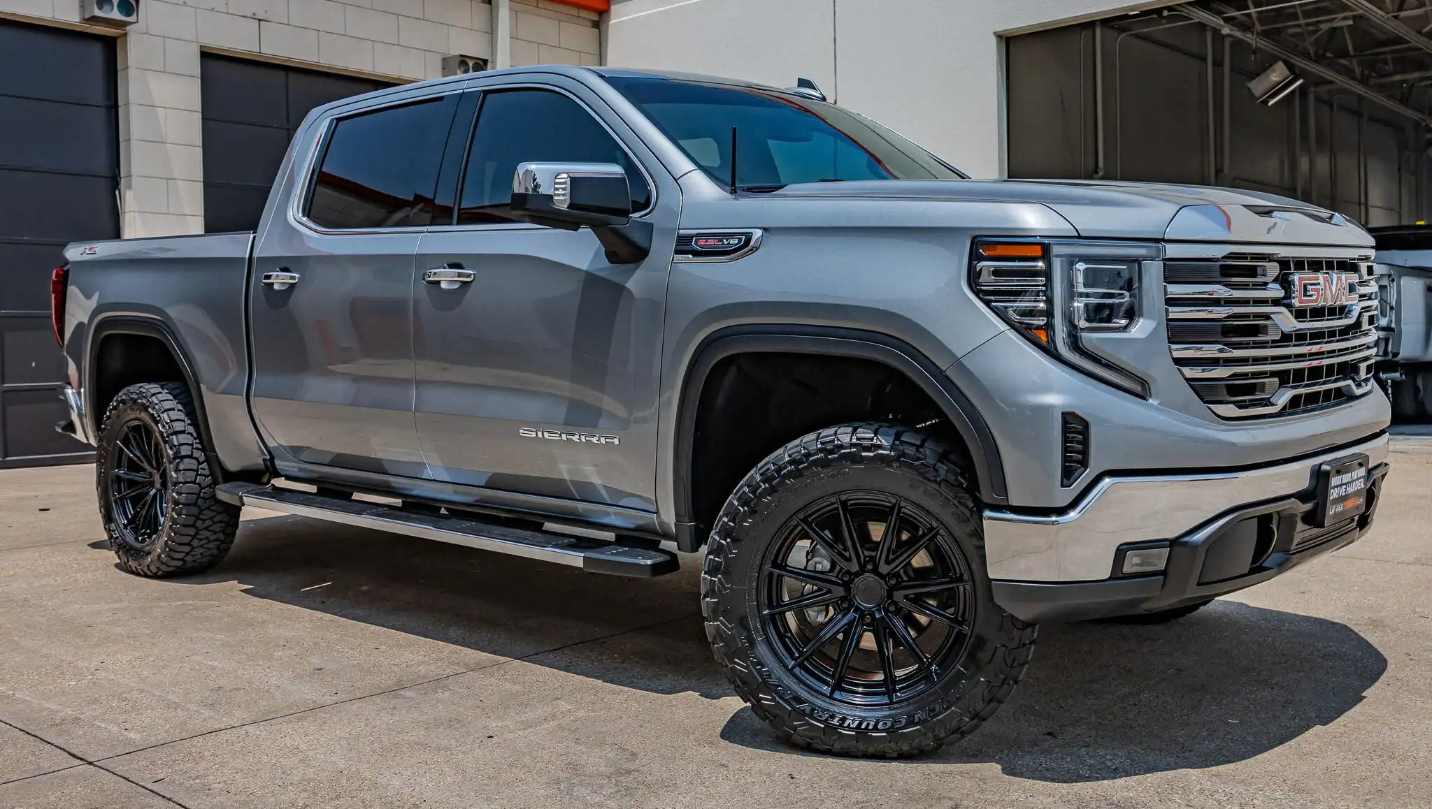 2023 GMC Sierra 4WD Crew Cab Short Box SLT's photo