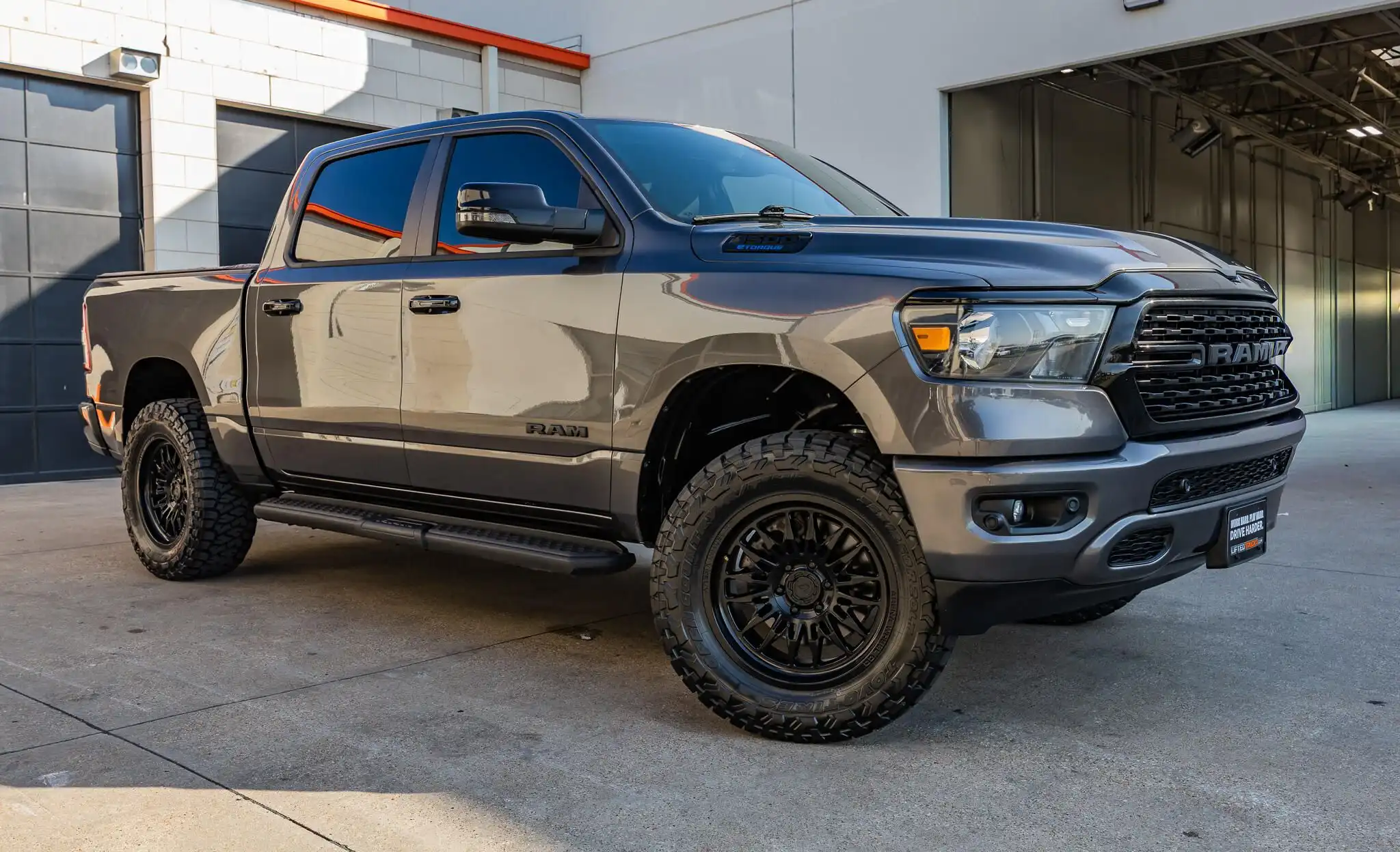 2023 RAM 1500 Big Horn/Lone Star 4x4 Crew Cab 5'7's photo