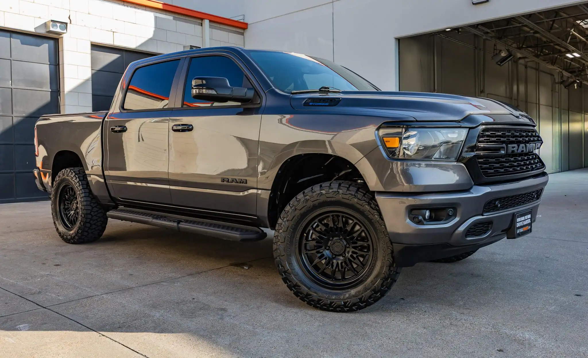 2023 RAM 1500 Big Horn/Lone Star 4x4 Crew Cab 5'7's photo