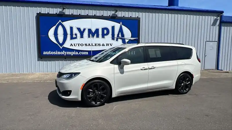 2019 Chrysler Pacifica Touring L's photo