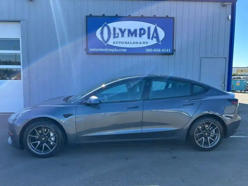 2021 Tesla Model 3 Standard Range Plus's photo