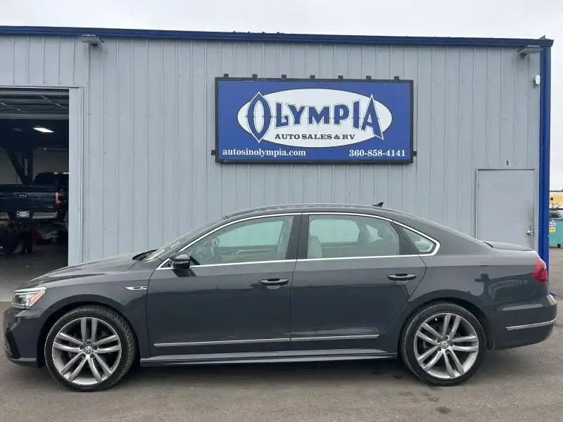 2017 Volkswagen Passat 1.8T R-Line w/ Comfort Pkg. Auto's photo
