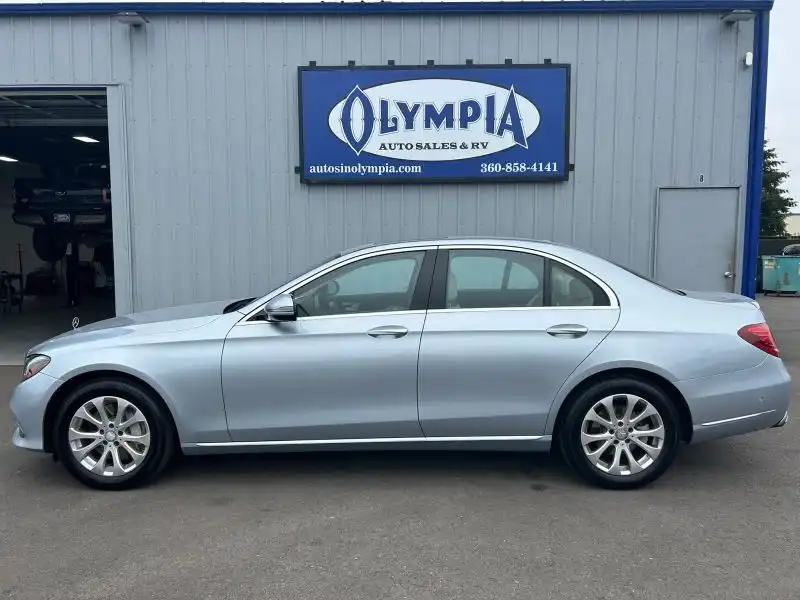 2017 Mercedes-Benz E-Class E300 4MATIC's photo