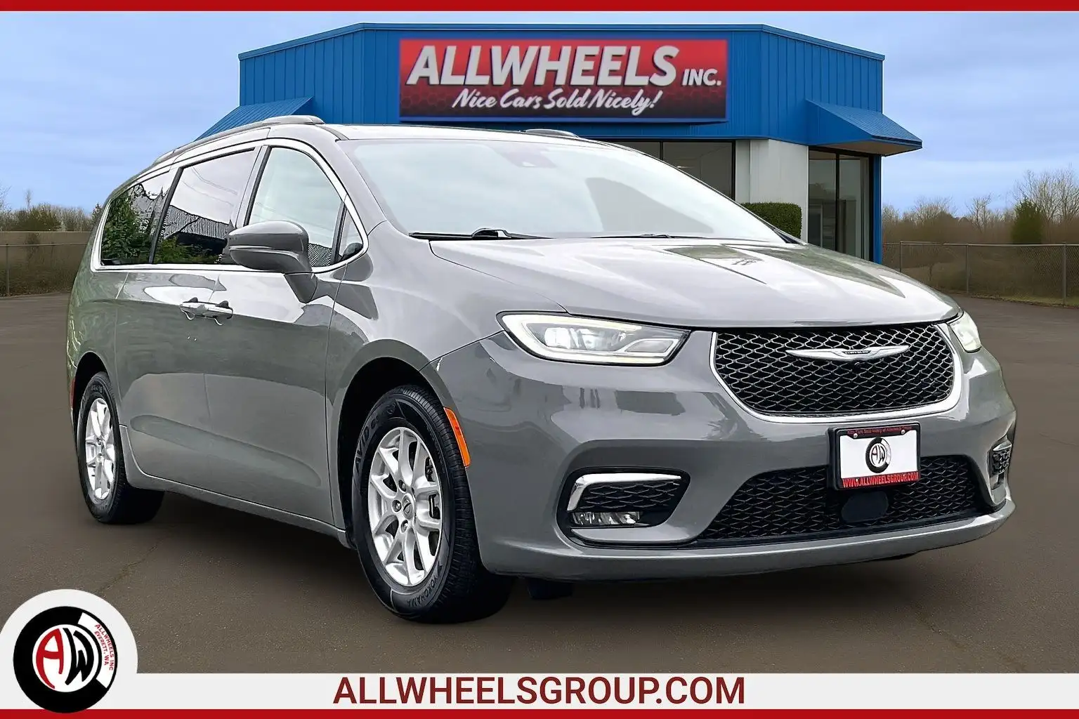 2022 Chrysler Pacifica Touring L's photo
