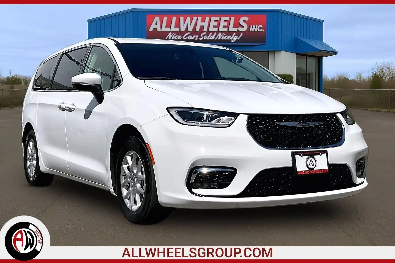 2023 Chrysler Pacifica Touring L's photo