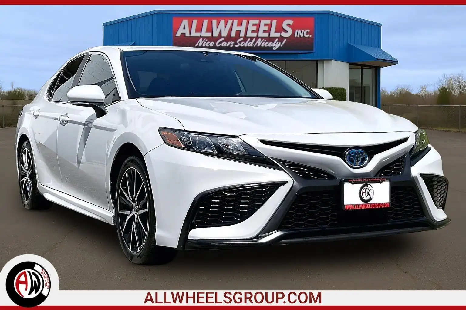 2022 Toyota Camry SE Hybrid's photo