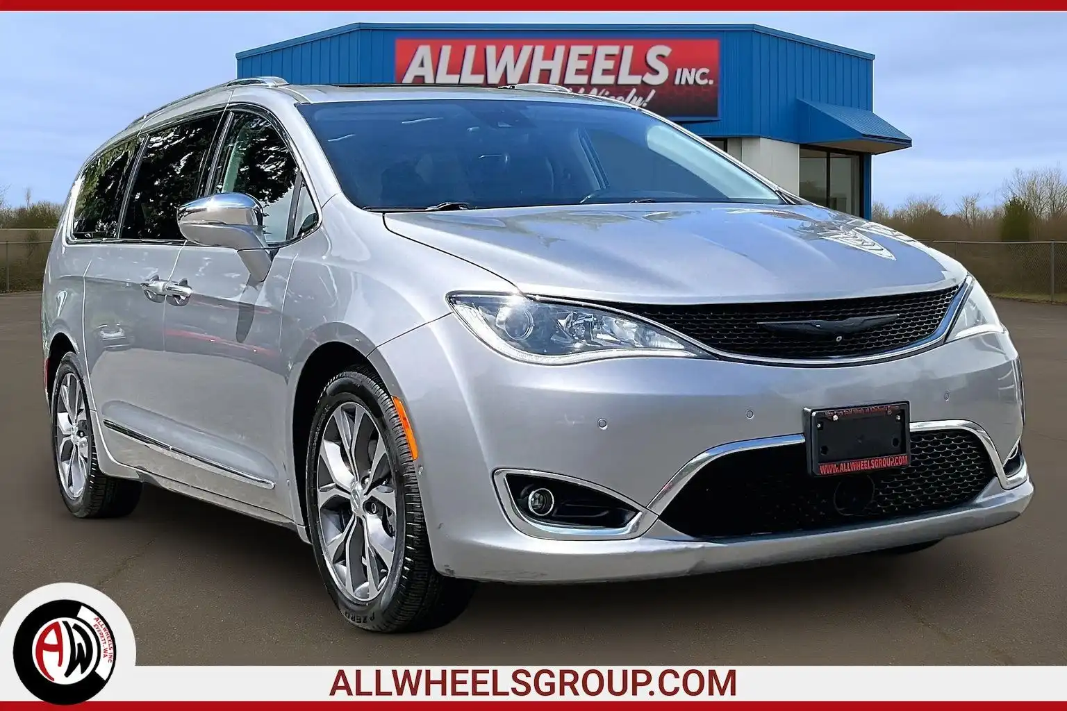 2018 Chrysler Pacifica Limited's photo