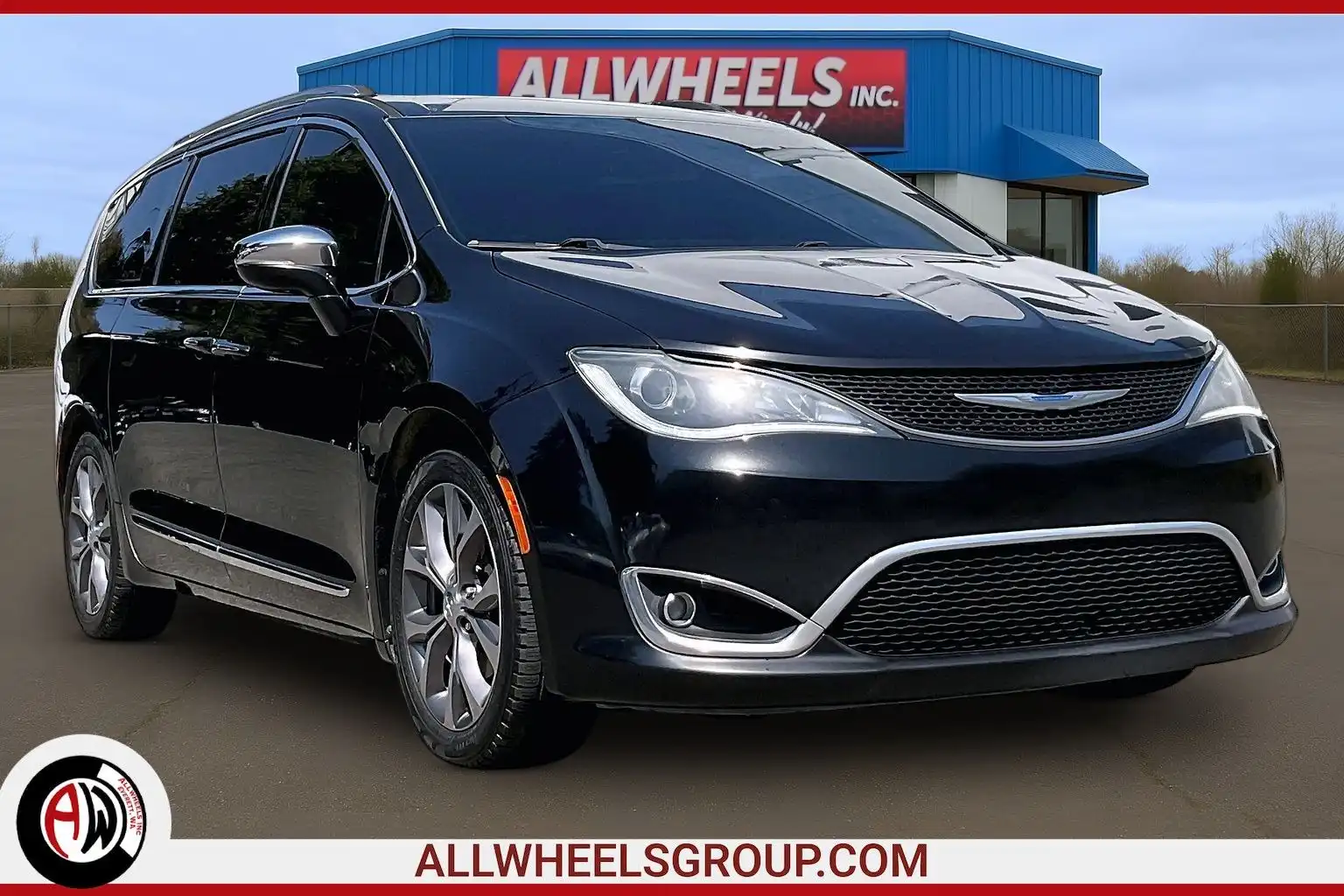 2018 Chrysler Pacifica Limited's photo