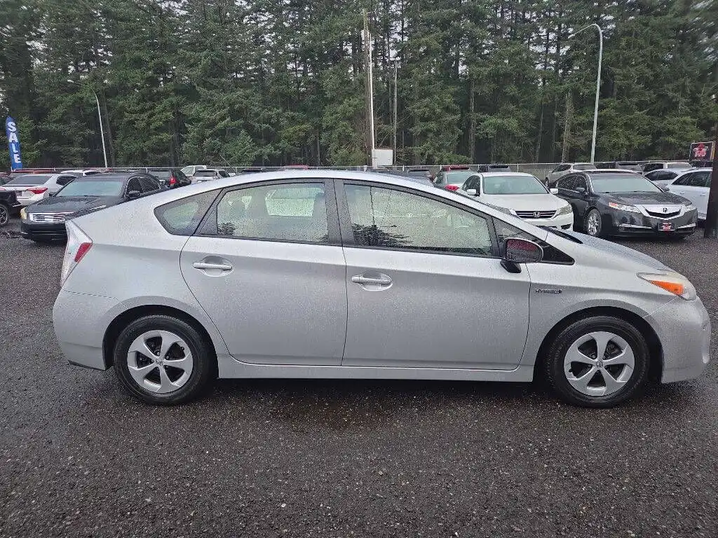2013 Toyota Prius Four's photo