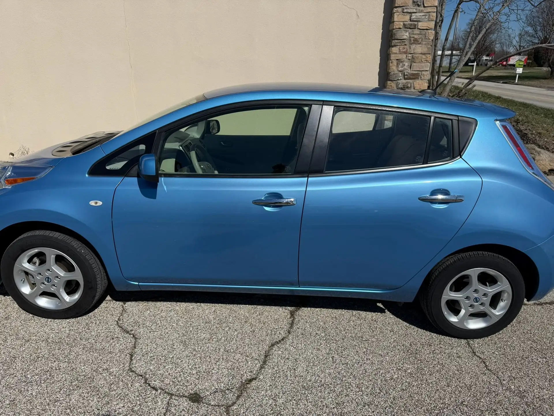 2011 Nissan Leaf SL's photo
