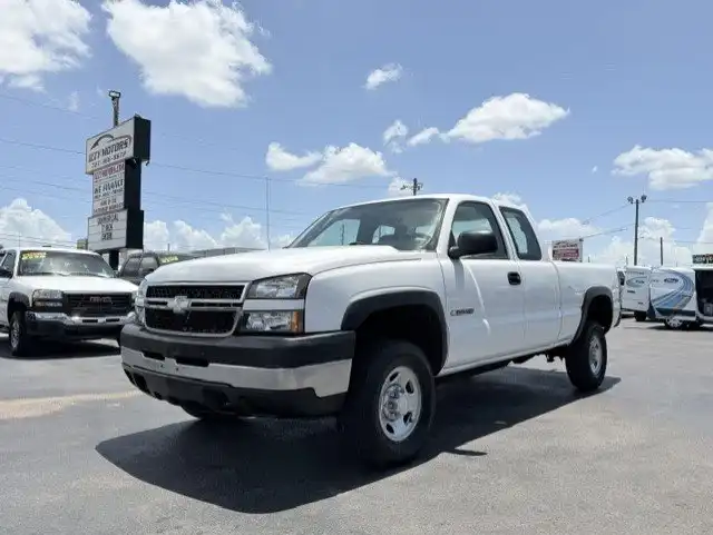 2007 Chevrolet Silverado HD Work Extended Cab SWB's photo