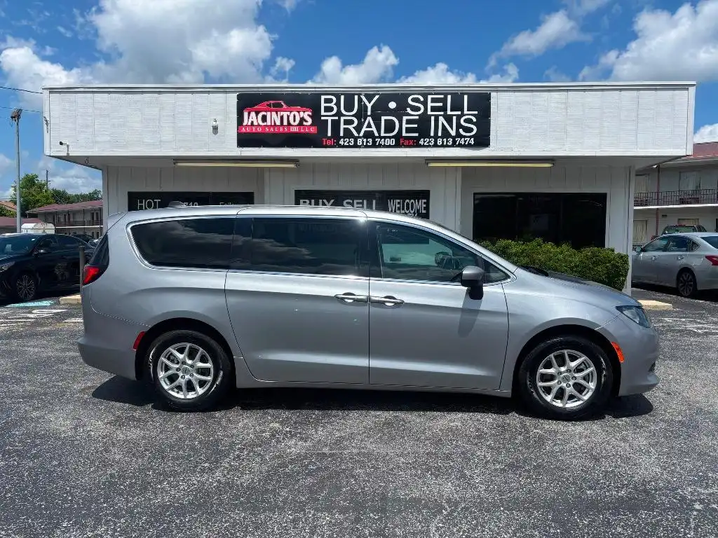 2021 Chrysler Voyager LX's photo