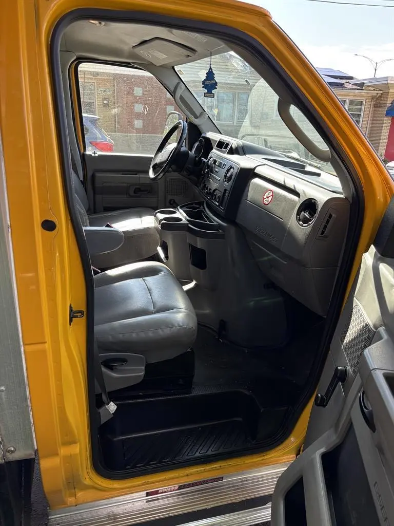 2012 Ford E-Series E350 Super Duty Cutaway Van photo 4