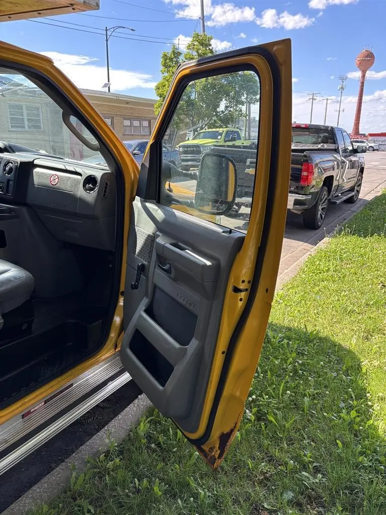 2012 Ford E-Series E350 Super Duty Cutaway Van photo 5