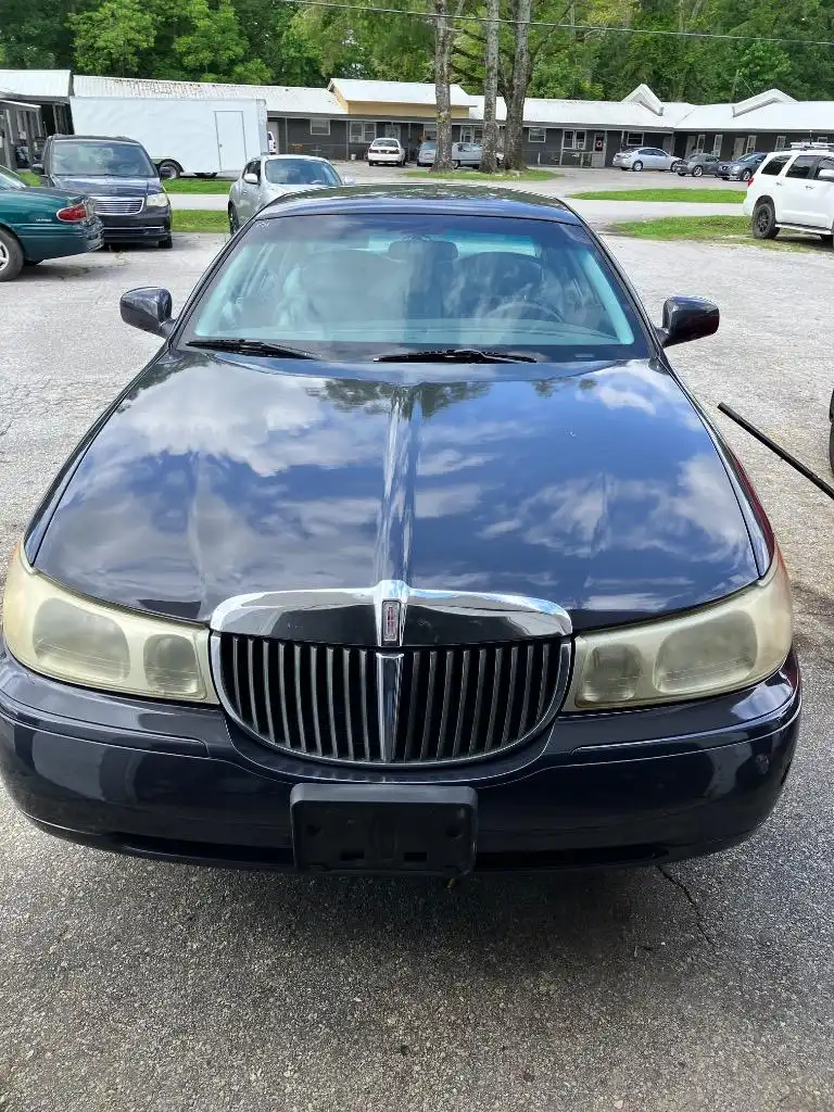 2001 Lincoln Town Car Signature's photo