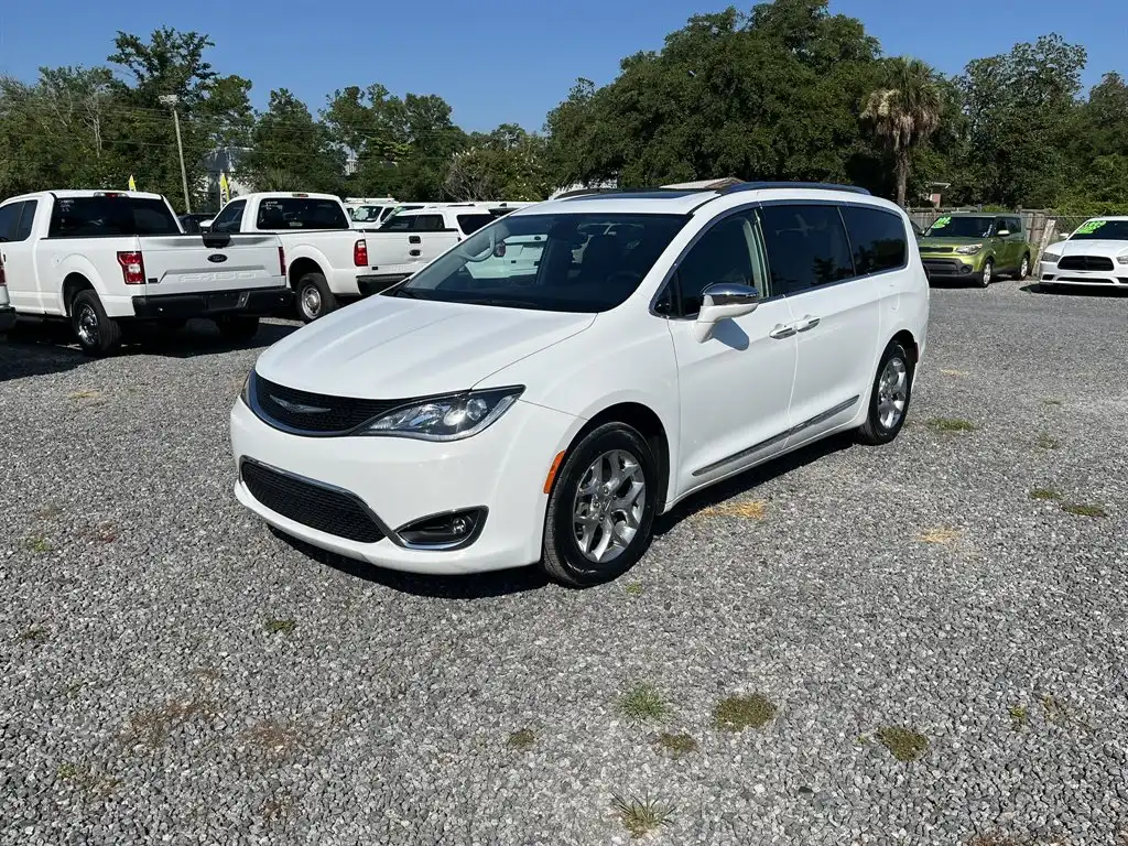2018 Chrysler Pacifica Limited's photo
