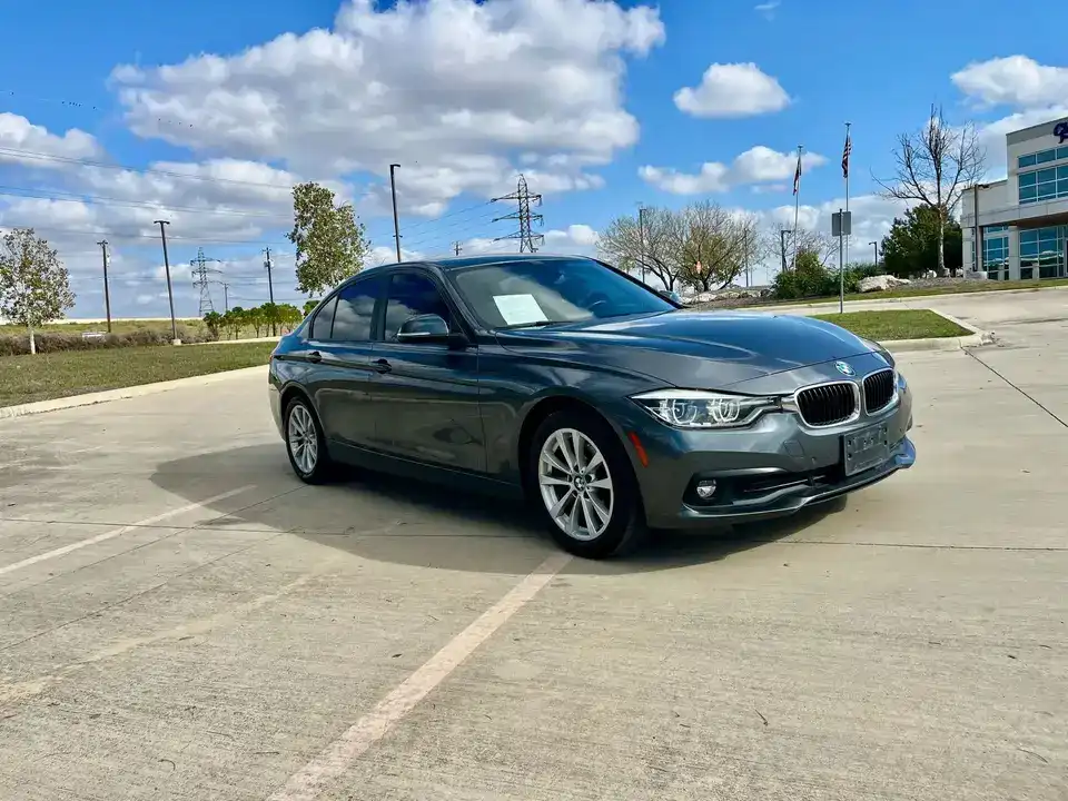 2018 BMW 3 Series 320i xDrive Sedan's photo