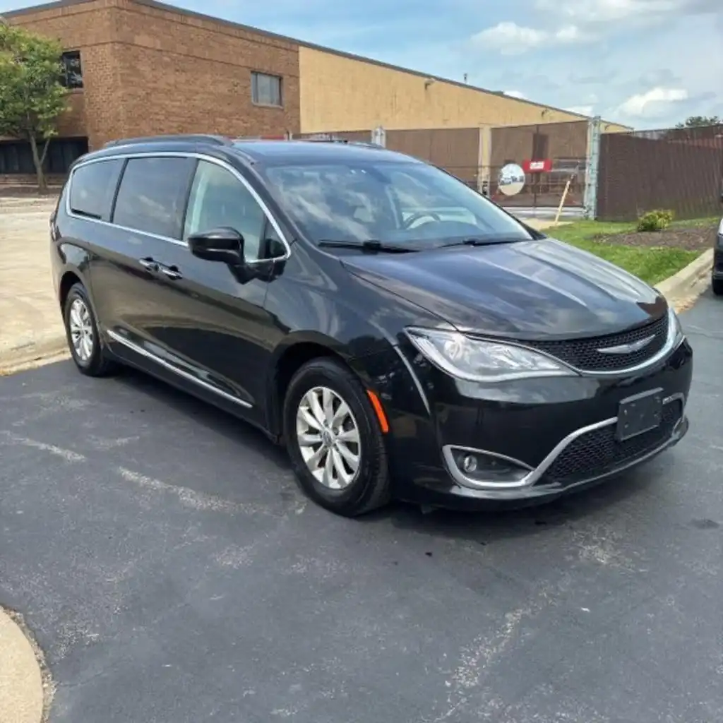 2017 Chrysler Pacifica Touring-L's photo