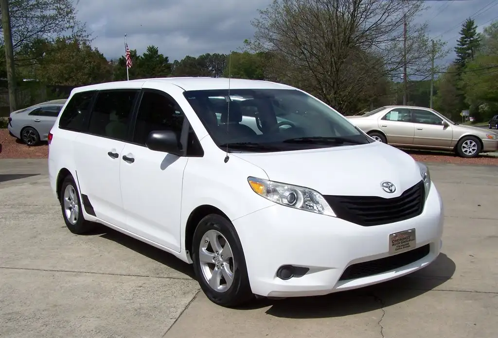 2013 Toyota Sienna L V6 7-Passenger's photo
