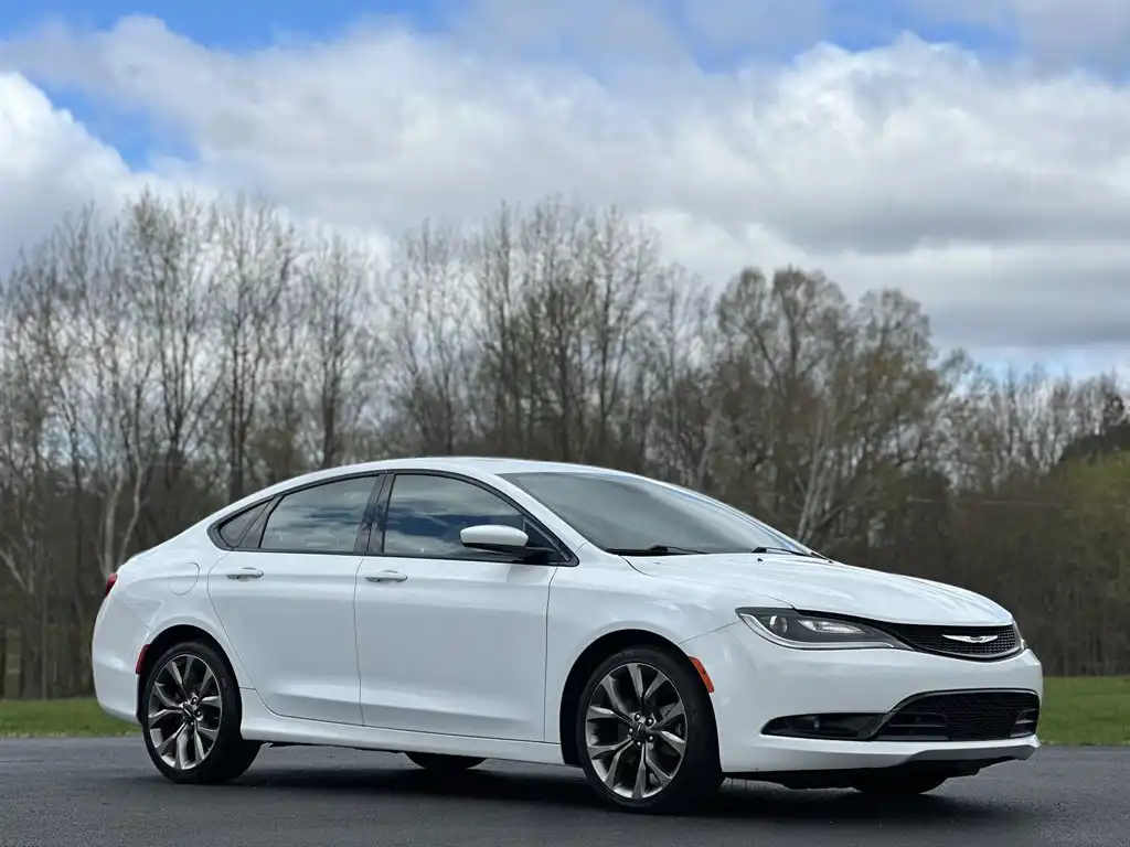 2016 Chrysler 200 S's photo