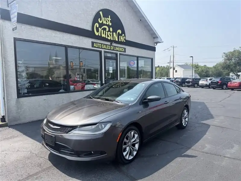 2015 Chrysler 200 S's photo