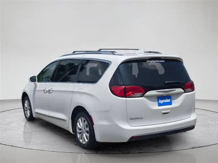 2018 Chrysler Pacifica Touring L photo 3