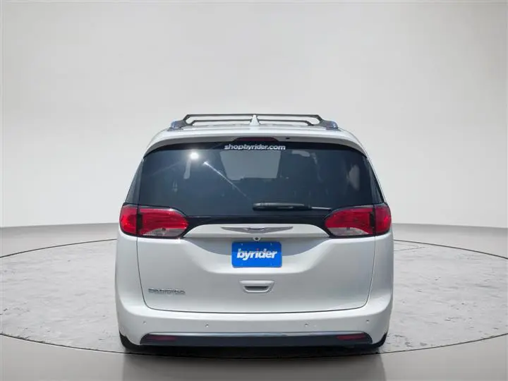 2018 Chrysler Pacifica Touring L photo 4
