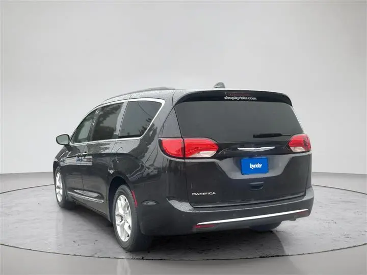 2017 Chrysler Pacifica Touring L photo 3